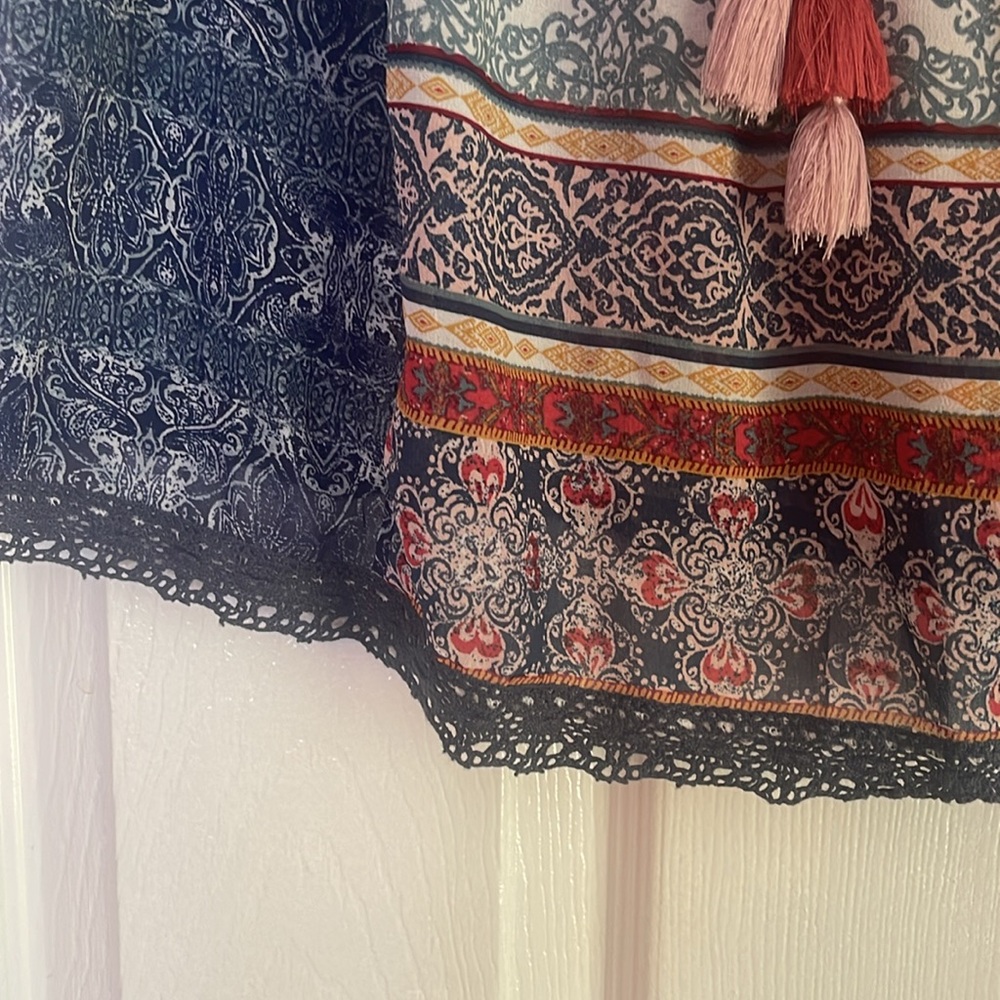Knox Rose Blue and Red Patterned Sleeveless Blouse - Picture 3 of 4